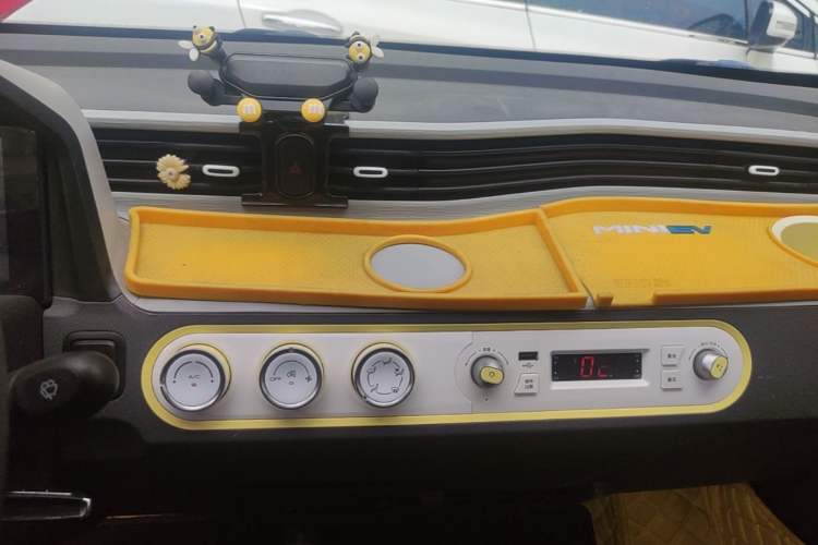 Used Wuling Hongguang MINIEV 2021 Macaron Premium Model – Lithium Iron Phosphate Audio And AC Panel