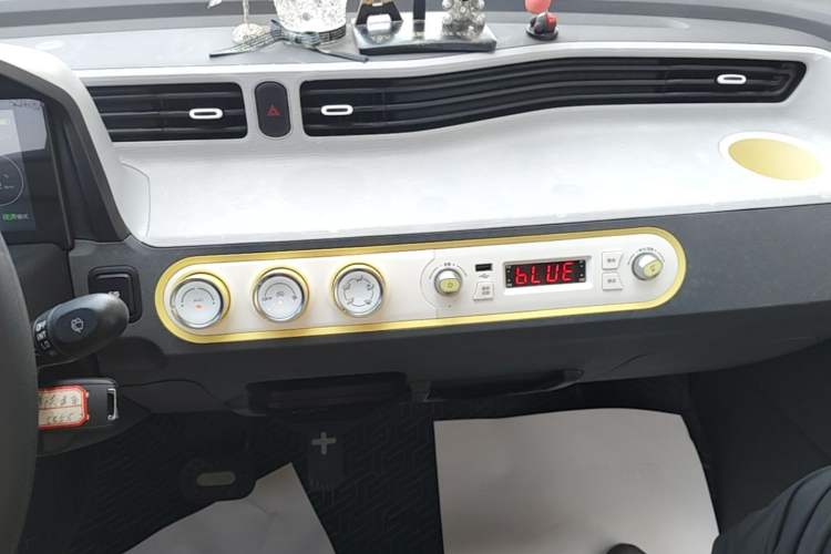 Used Wuling Hongguang MINIEV 2021 Macaron Sandwich Model 120 km Lithium Iron Phosphate Audio And AC Panel