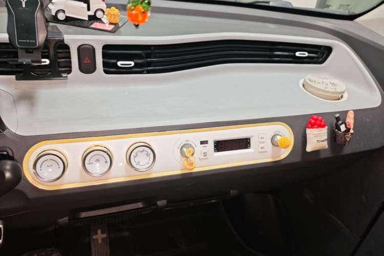 Used Wuling Hongguang MINIEV 2021 Macaron Premium Model – Lithium-NMC Audio And AC Panel