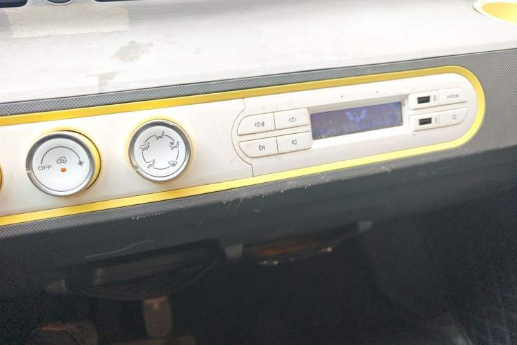 Used Wuling Hongguang MINIEV 2021 Macaron Sandwich Model 170 km Lithium Iron Phosphate Audio And AC Panel