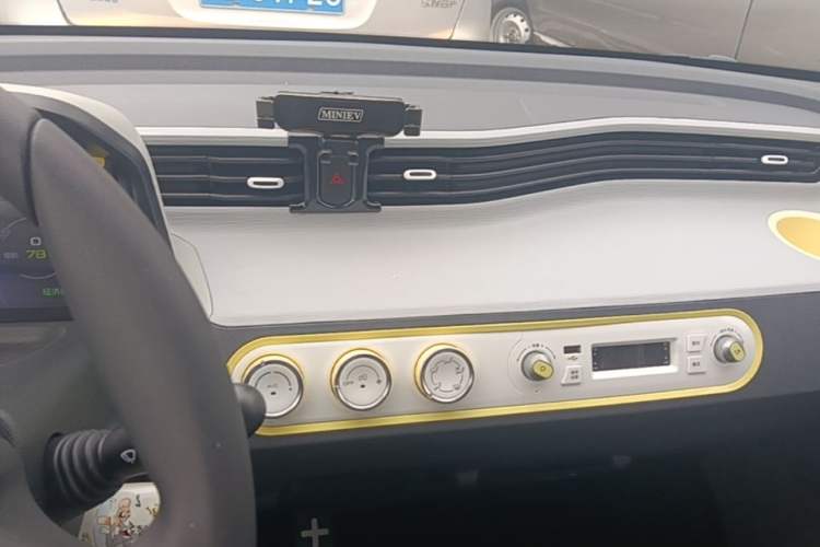 Used Wuling Hongguang MINIEV 2021 Macaron Fashion Model Lithium Iron Phosphate Audio And AC Panel