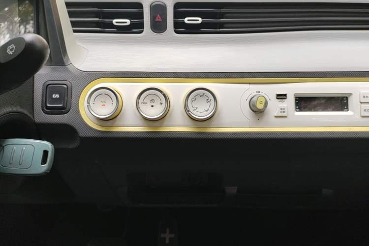 Used Wuling Hongguang MINIEV 2021 Macaron Premium Model – Lithium Iron Phosphate Audio And AC Panel