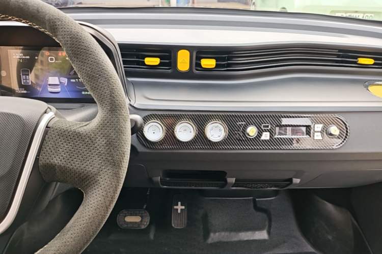 Used Wuling Hongguang MINIEV 2021 Macaron Premium Model – Lithium Iron Phosphate Audio And AC Panel