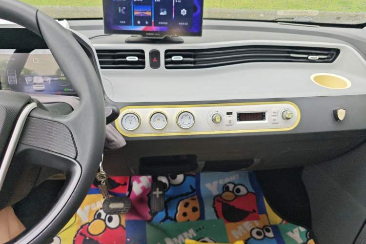 Used Wuling Hongguang MINIEV 2021 Macaron Premium Model – Lithium Iron Phosphate Audio And AC Panel
