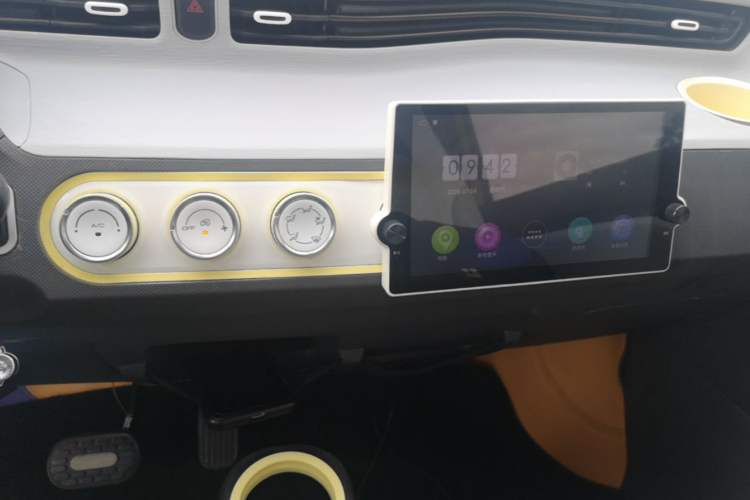 Used Wuling Hongguang MINIEV 2021 Macaron Premium Model – Lithium Iron Phosphate Audio And AC Panel