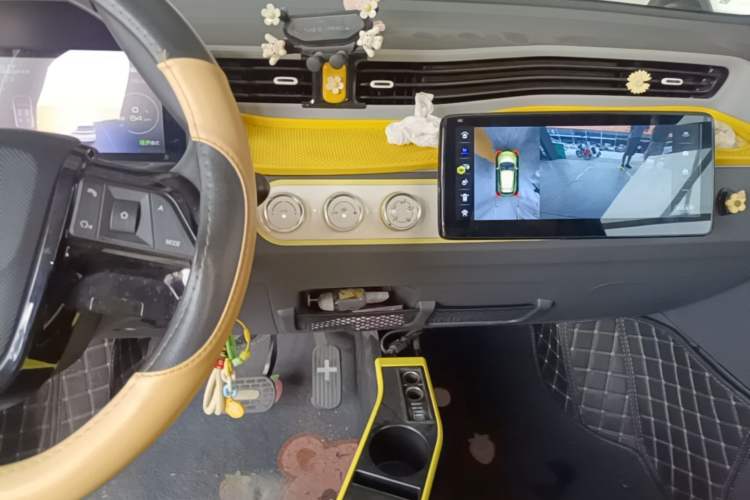Used Wuling Hongguang MINIEV 2021 Macaron Premium Model – Lithium Iron Phosphate Audio And AC Panel