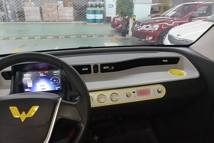 Used Wuling Hongguang MINIEV 2021 Macaron Fashion Model Lithium Iron Phosphate Center Console