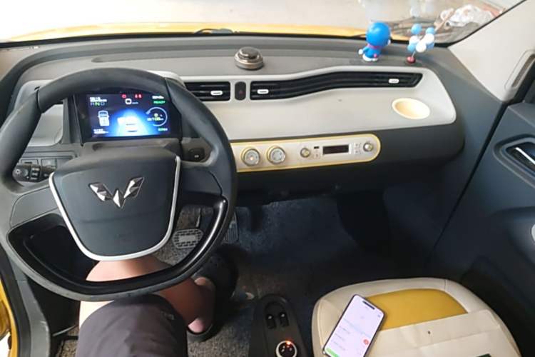 Used Wuling Hongguang MINIEV 2021 Macaron Fashion Edition Lithium-Ion Battery Center Console