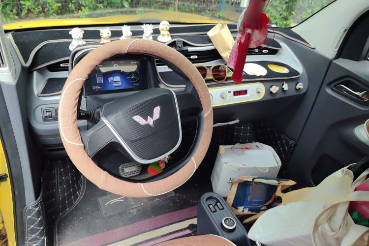 Used Wuling Hongguang MINIEV 2021 Macaron Fashion Model Lithium Iron Phosphate Center Console