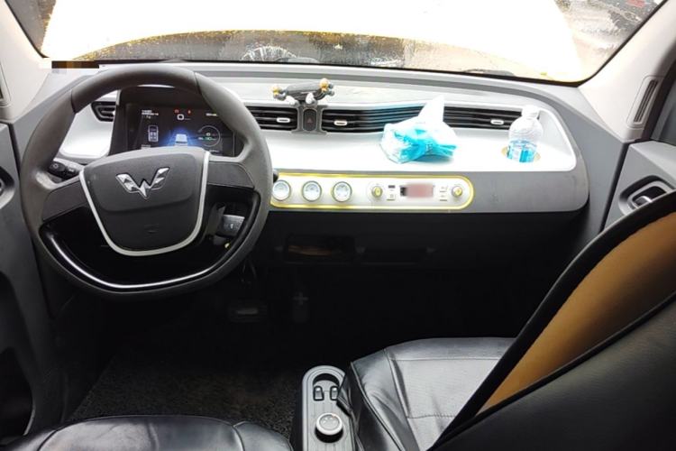 Used Wuling Hongguang MINIEV 2021 Macaron Fashion Model Lithium Iron Phosphate Center Console