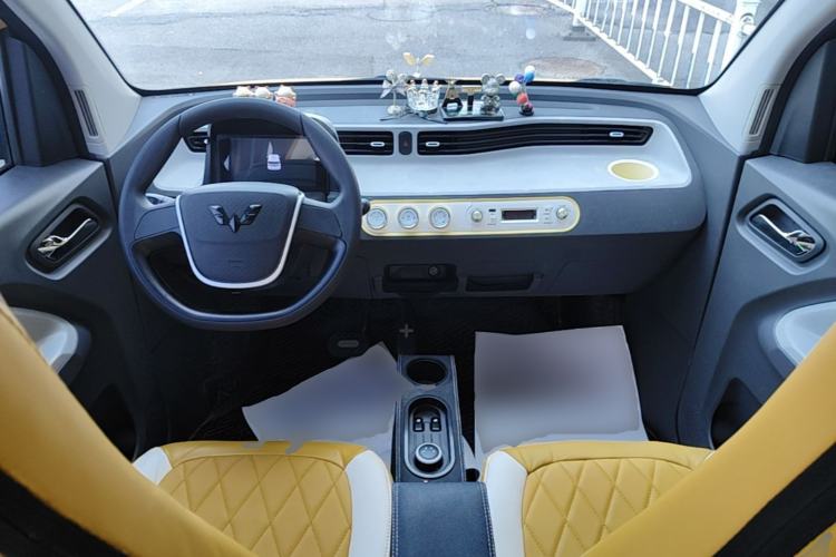 Used Wuling Hongguang MINIEV 2021 Macaron Sandwich Model 120 km Lithium Iron Phosphate Center Console