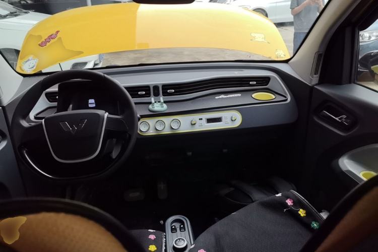 Used Wuling Hongguang MINIEV 2021 Macaron Sandwich Model 170 km Lithium Iron Phosphate Center Console