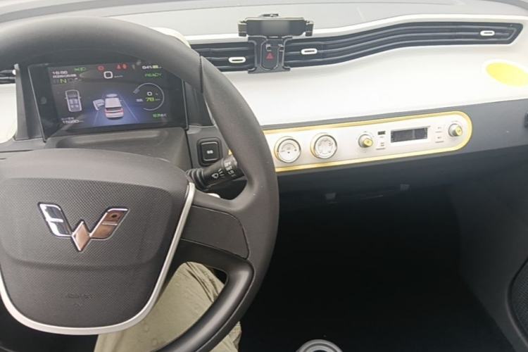 Used Wuling Hongguang MINIEV 2021 Macaron Fashion Model Lithium Iron Phosphate Center Console