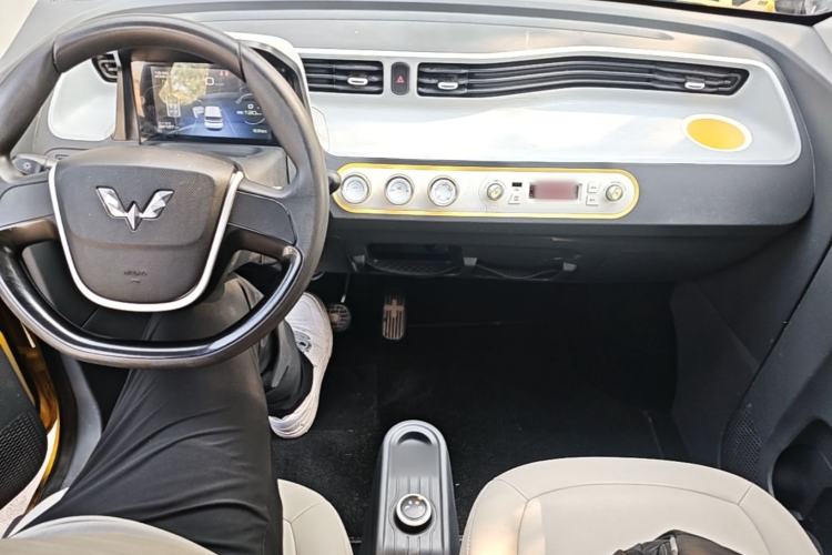 Used Wuling Hongguang MINIEV 2021 Macaron Fashion Model Lithium Iron Phosphate Center Console
