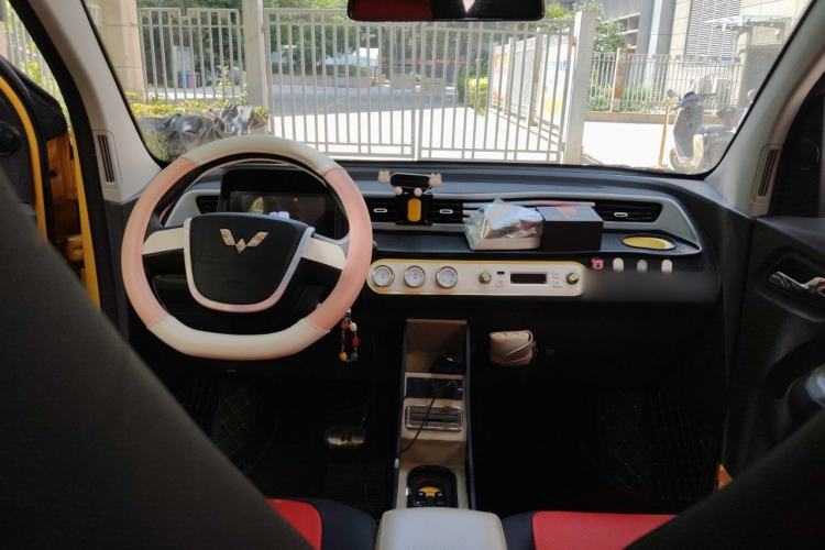 Used Wuling Hongguang MINIEV 2021 Macaron Fashion Model Lithium Iron Phosphate Center Console