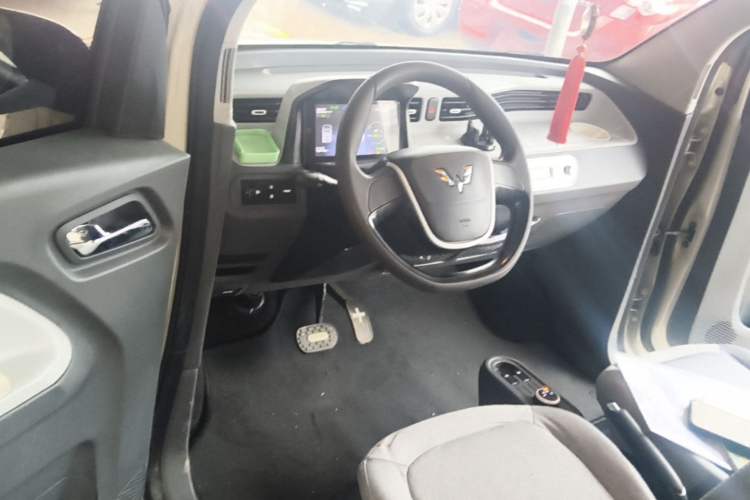 Used Wuling Hongguang MINIEV 2021 Macaron Sandwich Model 120 km Lithium NMC Center Console