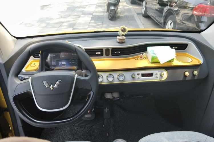 Used Wuling Hongguang MINIEV 2021 Macaron Fashion Edition Lithium-Ion Battery Center Console