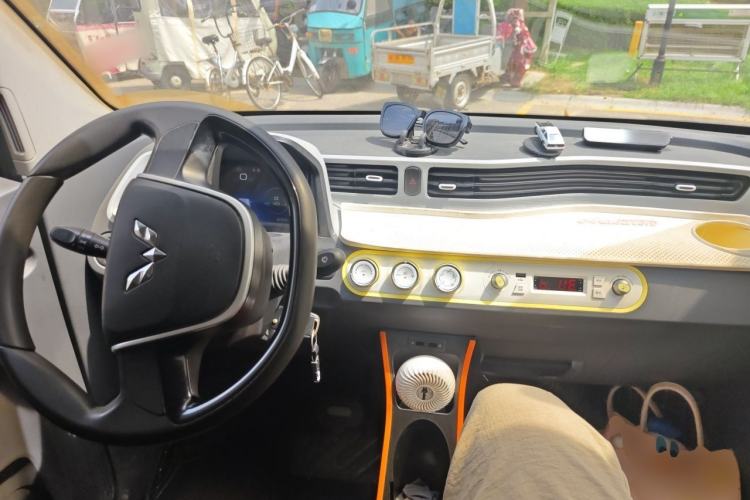 Used Wuling Hongguang MINIEV 2021 Macaron Sandwich Model 170 km Lithium Ternary Center Console