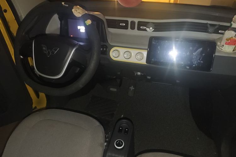 Used Wuling Hongguang MINIEV 2021 Macaron Fashion Edition Lithium-Ion Battery Center Console