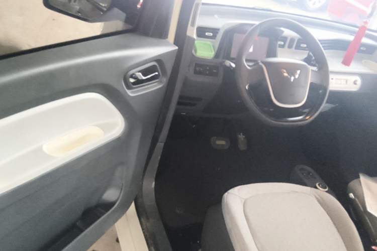 Used Wuling Hongguang MINIEV 2021 Macaron Sandwich Model 120 km Lithium NMC Driver Seat