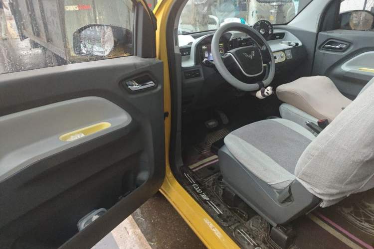 Used Wuling Hongguang MINIEV 2021 Macaron Fashion Model Lithium Iron Phosphate Driver Seat