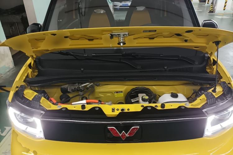 Used Wuling Hongguang MINIEV 2021 Macaron Fashion Model Lithium Iron Phosphate Engine Bay
