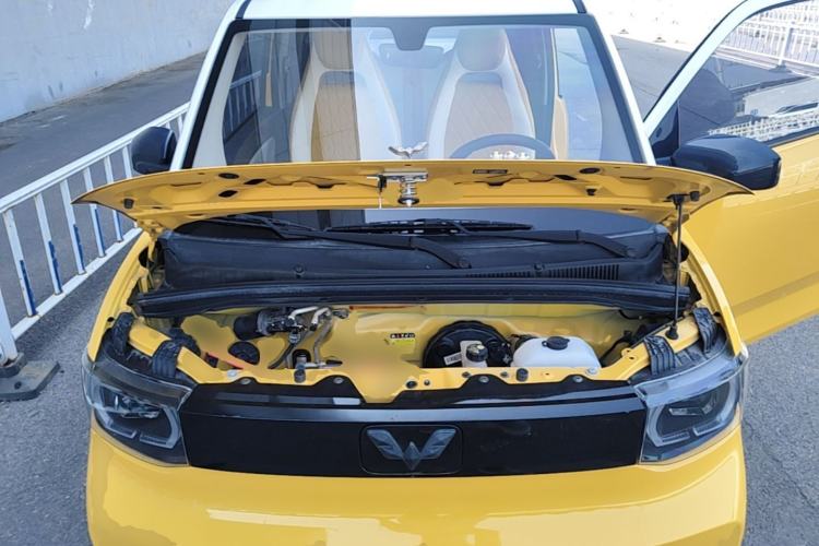 Used Wuling Hongguang MINIEV 2021 Macaron Sandwich Model 120 km Lithium Iron Phosphate Engine Bay
