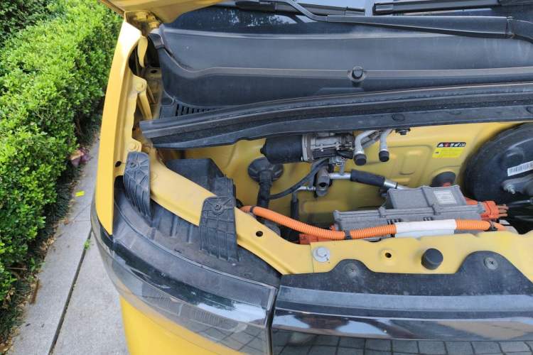 Used Wuling Hongguang MINIEV 2021 Macaron Premium Model – Lithium-NMC Engine Bay Right