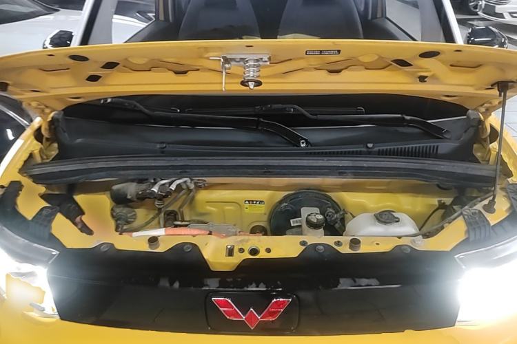Used Wuling Hongguang MINIEV 2021 Macaron Fashion Model Lithium Iron Phosphate Engine Bay
