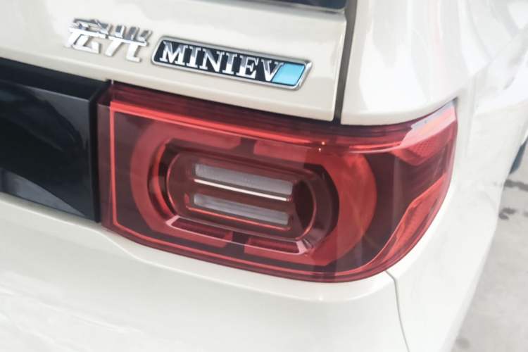 Used Wuling Hongguang MINIEV 2021 Macaron Sandwich Model 170 km Lithium Iron Phosphate Exterior 3