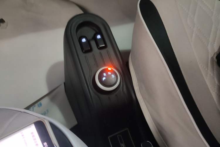 Used Wuling Hongguang MINIEV 2021 Macaron Fashion Edition Lithium-Ion Battery Gear Lever