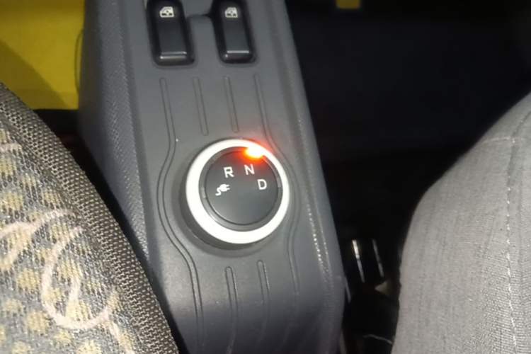 Used Wuling Hongguang MINIEV 2021 Macaron Fashion Edition Lithium-Ion Battery Gear Lever