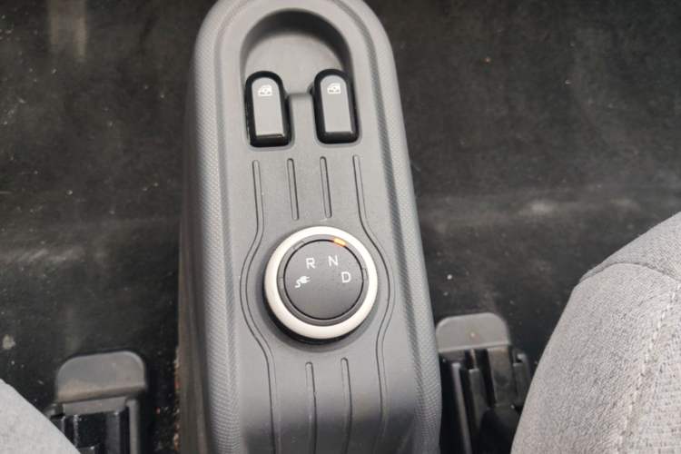 Used Wuling Hongguang MINIEV 2021 Macaron Fashion Model Lithium Iron Phosphate Gear Lever