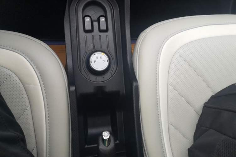 Used Wuling Hongguang MINIEV 2021 Macaron Premium Model – Lithium Iron Phosphate Gear Lever