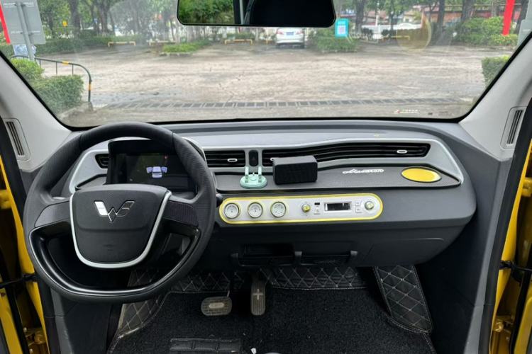 Used Wuling Hongguang MINIEV 2021 Macaron Sandwich Model 170 km Lithium Iron Phosphate Interior 2
