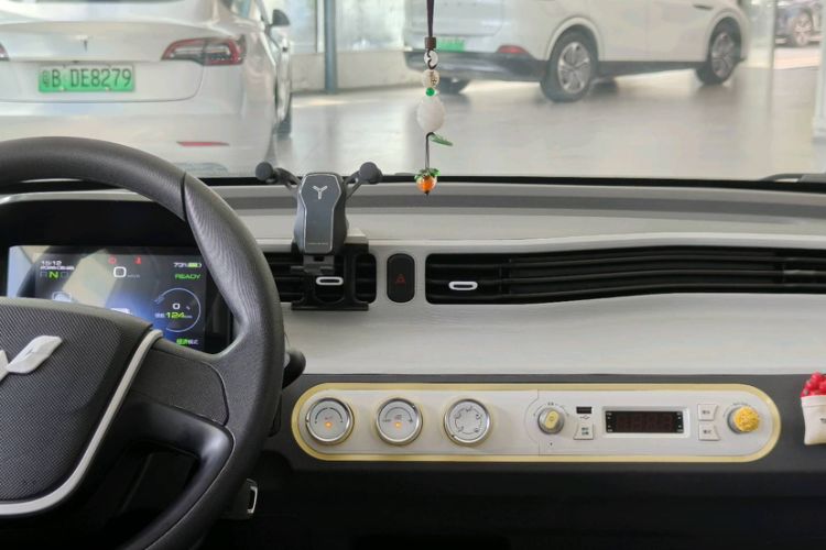 Used Wuling Hongguang MINIEV 2021 Macaron Premium Model – Lithium-NMC Interior 6