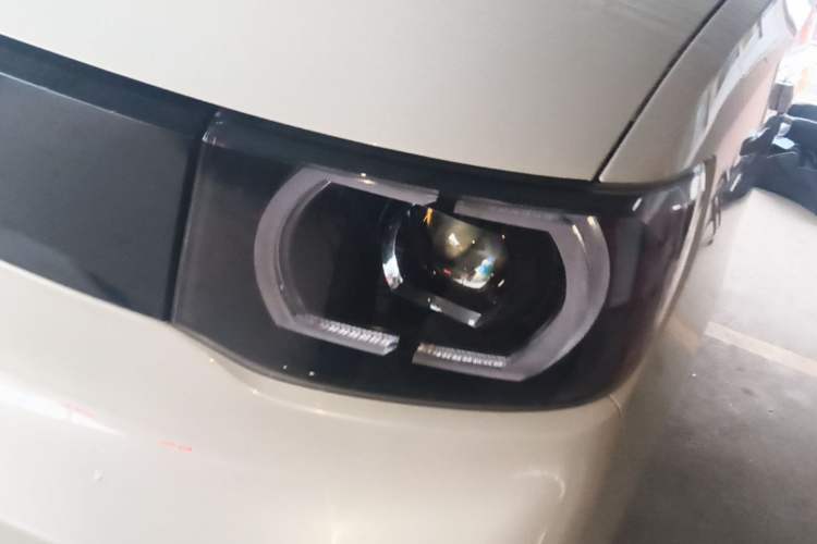 Used Wuling Hongguang MINIEV 2021 Macaron Sandwich Model 120 km Lithium NMC Left Front Headlight
