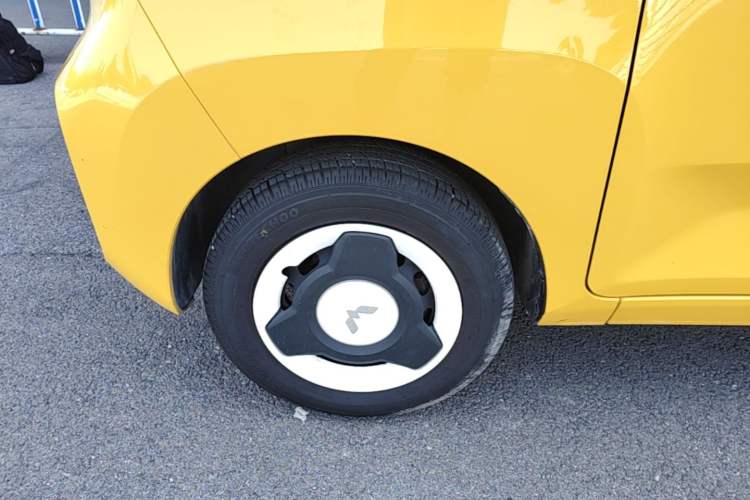 Used Wuling Hongguang MINIEV 2021 Macaron Sandwich Model 120 km Lithium Iron Phosphate Left Front Wheel Hub