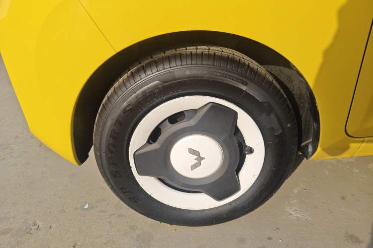 Used Wuling Hongguang MINIEV 2021 Macaron Fashion Model Lithium Iron Phosphate Left Front Wheel Hub