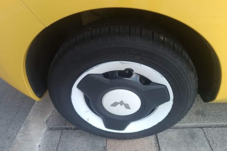 Used Wuling Hongguang MINIEV 2021 Macaron Fashion Edition Lithium-Ion Battery Left Front Wheel Hub