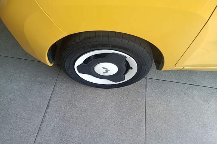 Used Wuling Hongguang MINIEV 2021 Macaron Fashion Model Lithium Iron Phosphate Left Front Wheel Hub