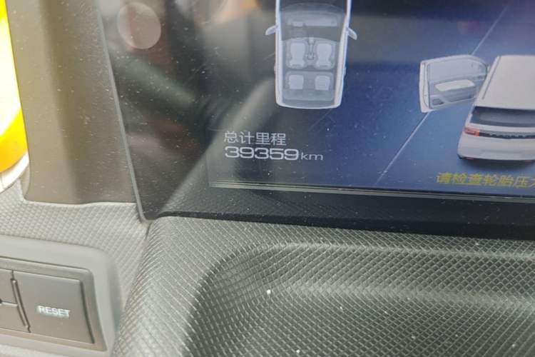 Used Wuling Hongguang MINIEV 2021 Macaron Fashion Edition Lithium-Ion Battery Odometer Close Up