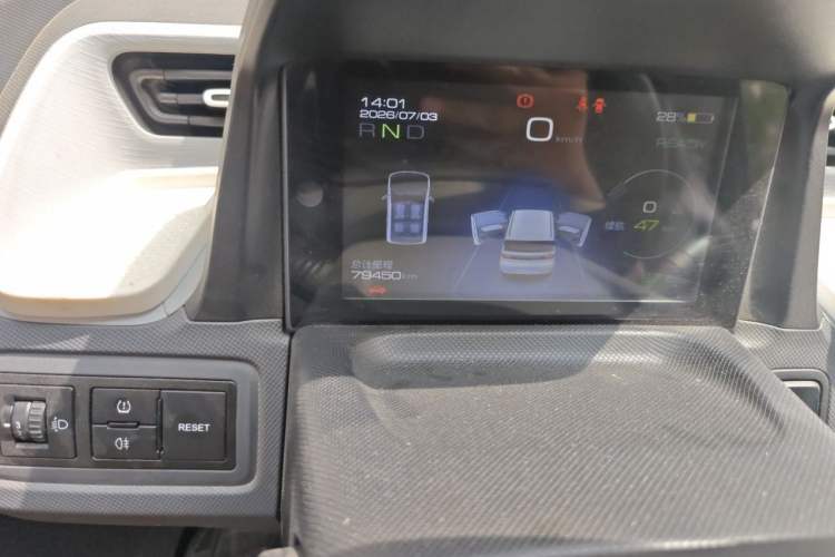 Used Wuling Hongguang MINIEV 2021 Macaron Sandwich Model 170 km Lithium Ternary Odometer Close Up