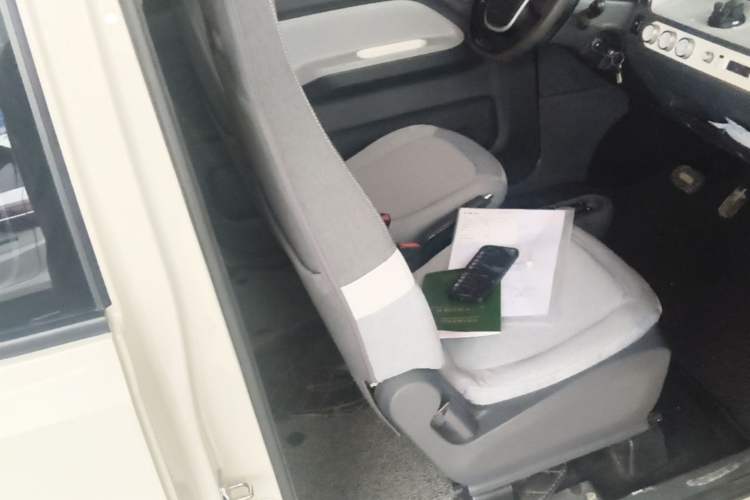Used Wuling Hongguang MINIEV 2021 Macaron Sandwich Model 120 km Lithium NMC Right Front Seat