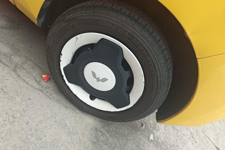 Used Wuling Hongguang MINIEV 2021 Macaron Fashion Edition Lithium-Ion Battery Right Front Wheel Hub