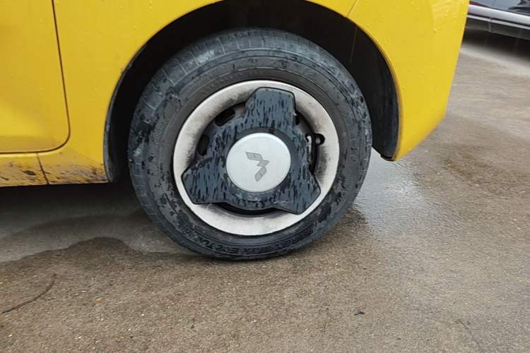 Used Wuling Hongguang MINIEV 2021 Macaron Fashion Model Lithium Iron Phosphate Right Front Wheel Hub