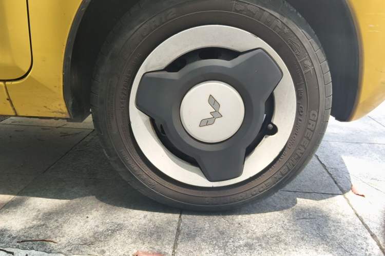 Used Wuling Hongguang MINIEV 2021 Macaron Fashion Edition Lithium-Ion Battery Right Front Wheel Hub