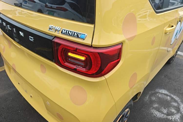 Used Wuling Hongguang MINIEV 2021 Macaron Premium Model – Lithium Iron Phosphate Right Rear Taillight
