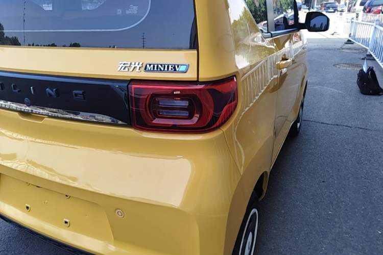 Used Wuling Hongguang MINIEV 2021 Macaron Sandwich Model 120 km Lithium Iron Phosphate Right Rear Taillight