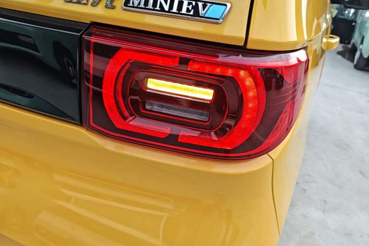 Used Wuling Hongguang MINIEV 2021 Macaron Premium Model – Lithium Iron Phosphate Right Rear Taillight